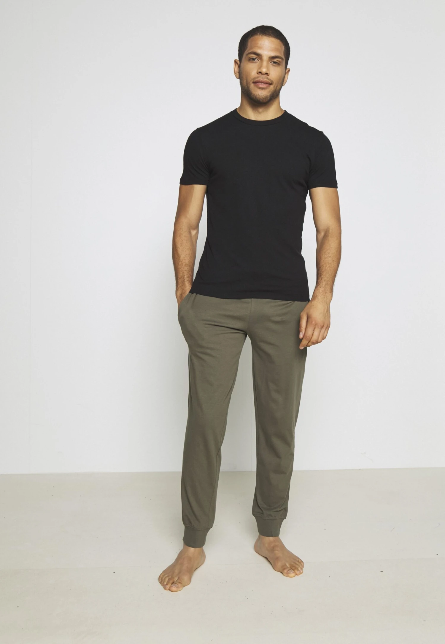 Pier One 2 PackPantaloni Del PigiamaBlack/Khaki Uomo Per La Notte PI982L00I-Q11 1 Pier One 2 PackPantaloni Del PigiamaBlack/Khaki Uomo Per La Notte PI982L00I-Q11