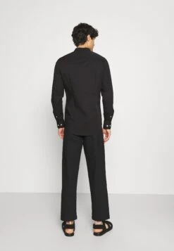 Pier One Muscle Fit Stand- Camicia - Black 10 Pier One Muscle Fit Stand- Camicia - Black -Noble rain 0baebc4f5c6545e38aaa3b4f90cebbda