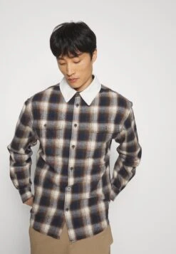 Pier One Giacca LeggeraBeige/Dark Blue Uomo Giacche PI922D0ET-B11 -Noble rain 0da9bf7296f84bc38bf355edfe9ea299