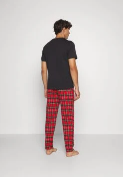 Pier One SinglePigiamaBlack/Red Uomo Per La Notte PI982M047-Q12 -Noble rain 1d3cc9eeada148de9184da705c62a6b3
