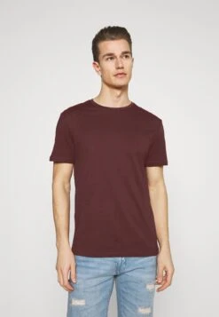 Pier One 3 PackT-Shirt BasicBlack/Grey/Bordeaux Uomo T-shirt E Polo PI922O0GQ-Q15 12 Pier One 3 PackT-Shirt BasicBlack/Grey/Bordeaux Uomo T-shirt E Polo PI922O0GQ-Q15 -Noble rain 2d6e3b91aae541ef977efb9debcd78fb