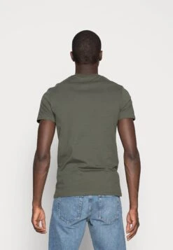 Pier One 3 Pack - T-Shirt Basic - Black/Grey/Green 9 Pier One 3 Pack - T-Shirt Basic - Black/Grey/Green -Noble rain 302b28ae9cfb4ba48ebdbc5d108d4998