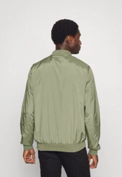Pier One Giubbotto Bomber - Olive 8 Pier One Giubbotto Bomber - Olive -Noble rain 3d30d6a5c5c0400f8b88d7d7012bd4d3