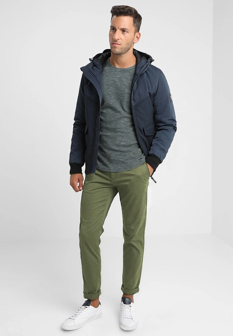 Pier One ChinoDark Green Uomo Pantaloni PI922EA0O-M11 2 Pier One ChinoDark Green Uomo Pantaloni PI922EA0O-M11 - immagine 2