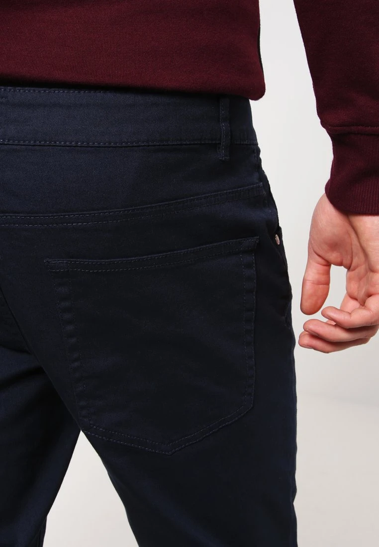 Pier One PantaloniDark Blue Uomo Pantaloni YO122E00Y-K11 5 Pier One PantaloniDark Blue Uomo Pantaloni YO122E00Y-K11 - immagine 5