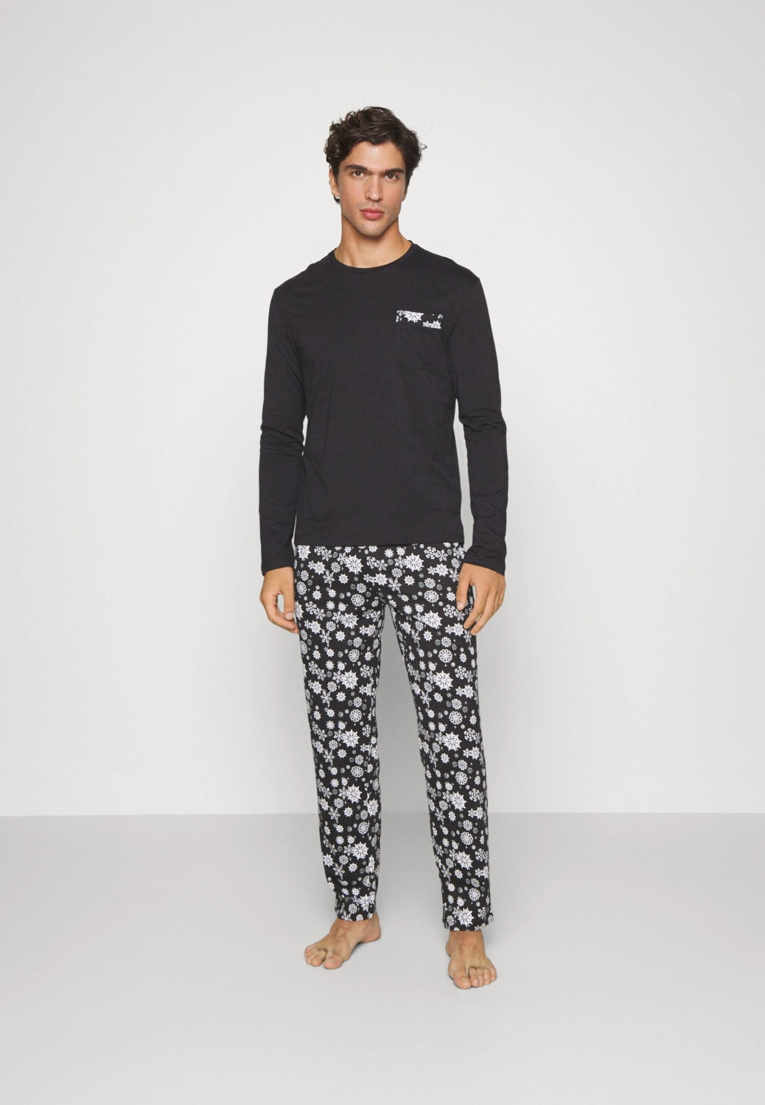 Pier One PigiamaBlack Uomo Per La Notte PI982M048-Q11 2 Pier One PigiamaBlack Uomo Per La Notte PI982M048-Q11 - immagine 2