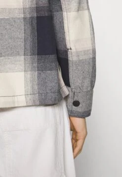 Pier One Giacca Leggera - Black/Beige 11 Pier One Giacca Leggera - Black/Beige -Noble rain 6dbbfcca5c7e472d9d6260431dc6be77