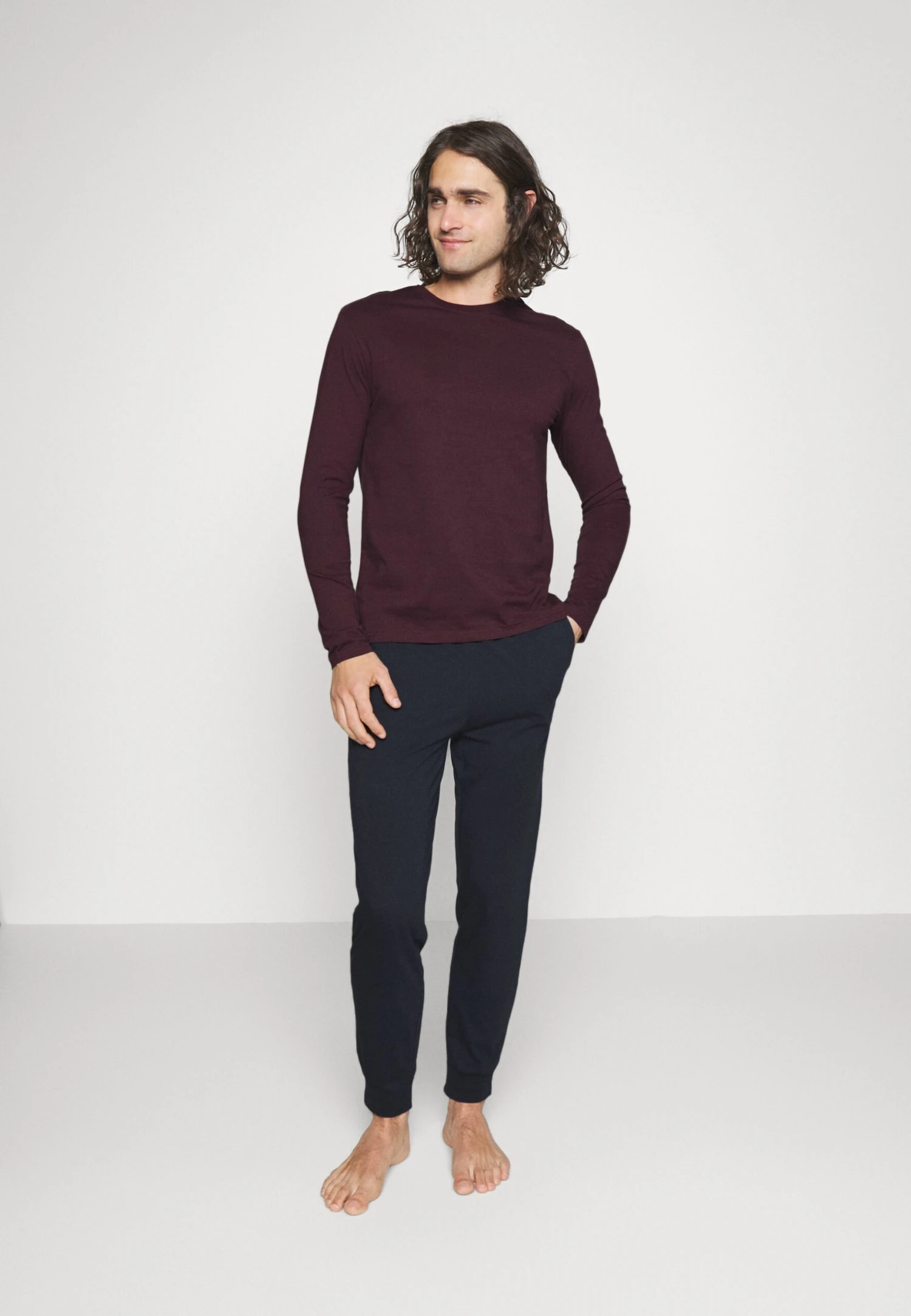 Pier One Pigiama Dark Blue/Bordeaux Uomo Per La Notte PI982M033-K14 2 Pier One Pigiama Dark Blue/Bordeaux Uomo Per La Notte PI982M033-K14 - immagine 2