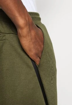 Pier One Pantaloni Sportivi - Olive 9 Pier One Pantaloni Sportivi - Olive -Noble rain 92124823220646329f52c61a38cf8de5