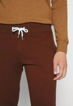 Pier One 2 PackPantaloni SportiviDark Brown/Black Uomo Pantaloni Sportivi E Joggers PI922E03K-O11 11 Pier One 2 PackPantaloni SportiviDark Brown/Black Uomo Pantaloni Sportivi E Joggers PI922E03K-O11 -Noble rain 975cecdb5ed346b396582cb785bbeb8c
