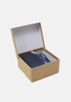 Pier One SetCravattaDark Blue Uomo Cravatte E Accessori PI952R03E-K11 12 Pier One SetCravattaDark Blue Uomo Cravatte E Accessori PI952R03E-K11 -Noble rain 9f0c9c901ffb47ccaba643bd0838aa41