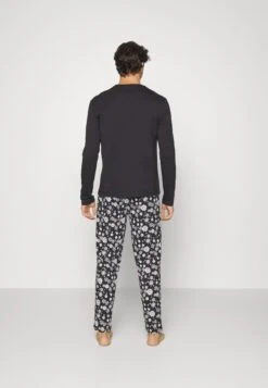 Pier One PigiamaBlack Uomo Per La Notte PI982M048-Q11 8 Pier One PigiamaBlack Uomo Per La Notte PI982M048-Q11 -Noble rain b38e4dc8198d429085b0be2b489b5238