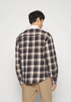 Pier One Giacca LeggeraBeige/Dark Blue Uomo Giacche PI922D0ET-B11 -Noble rain b6355e3a479c48ddaae32e5d0d66f140