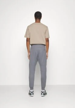 Pier One Pantaloni SportiviDark Grey Uomo Pantaloni PI922E03N-C16 8 Pier One Pantaloni SportiviDark Grey Uomo Pantaloni PI922E03N-C16 -Noble rain d666750459d94c8ea69b6648f54c3e51