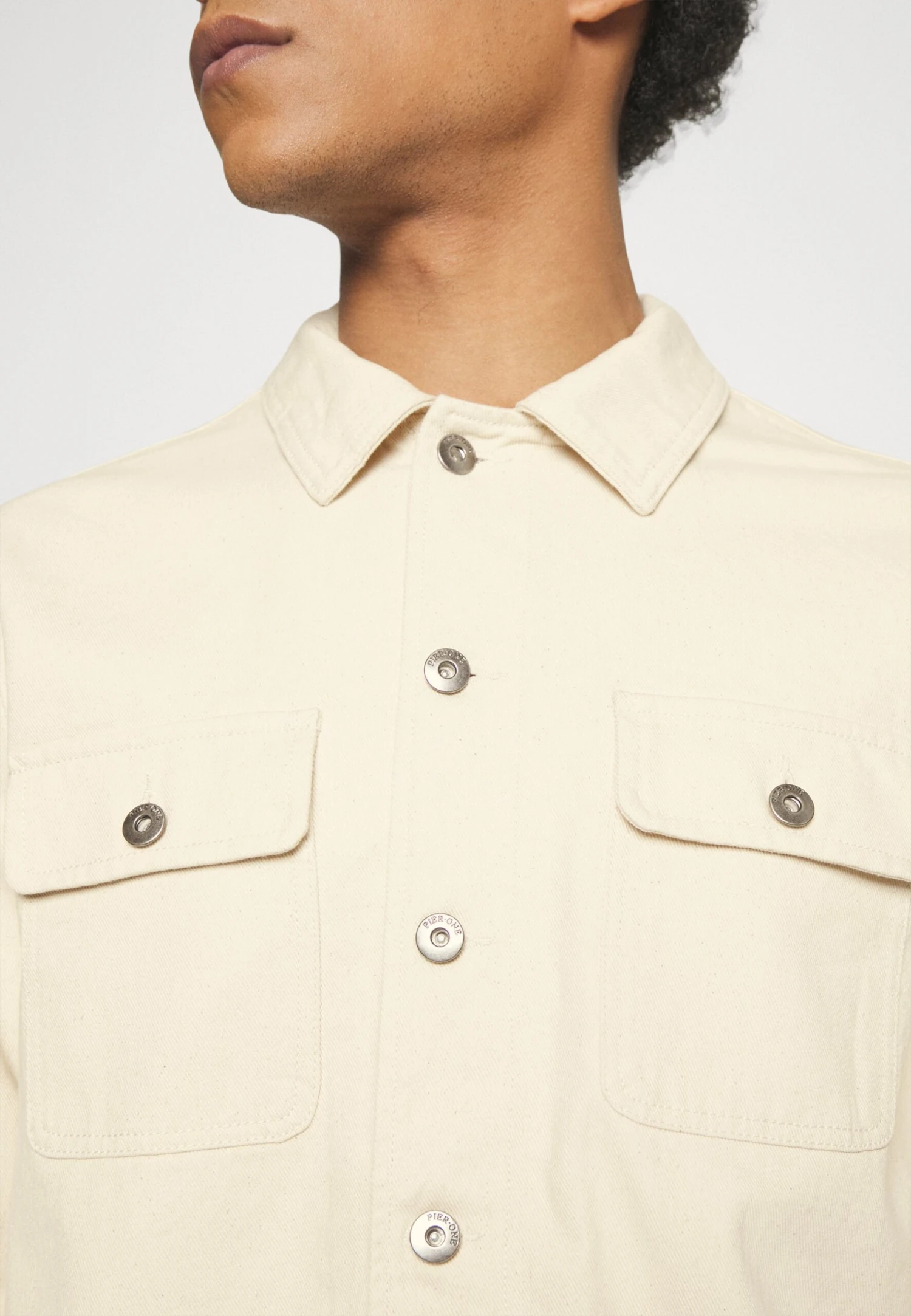 Pier One Undyed Twill Giacca Di JeansWhite Uomo Giacche PI922D0EA-A11 5 Pier One Undyed Twill Giacca Di JeansWhite Uomo Giacche PI922D0EA-A11 - immagine 5