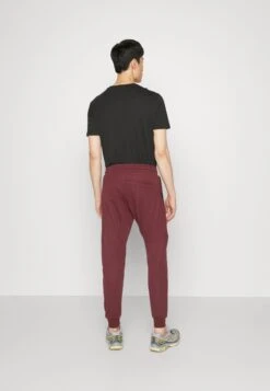 Pier One Pantaloni SportiviBordeaux Uomo Pantaloni PI922E03N-G11 -Noble rain e08d9e55adef4896bd03487fd599f013
