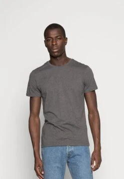 Pier One 3 Pack - T-Shirt Basic - Black/Grey/Green 11 Pier One 3 Pack - T-Shirt Basic - Black/Grey/Green -Noble rain ee89d58fc61140e19ce307b0b3b5e4cf