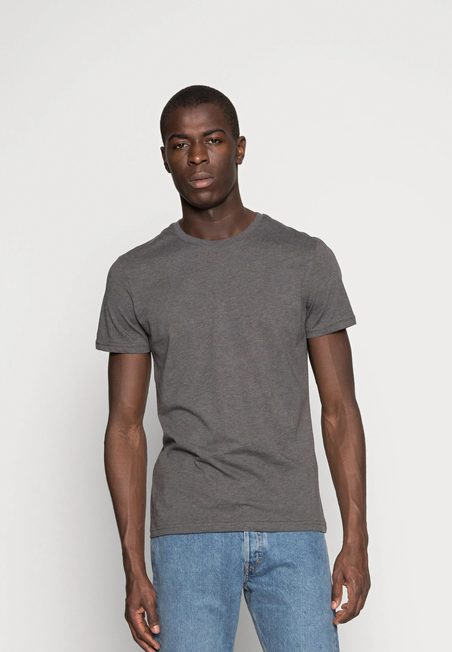 Pier One 3 Pack - T-Shirt Basic - Black/Grey/Green 5 Pier One 3 Pack - T-Shirt Basic - Black/Grey/Green - immagine 5