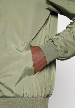 Pier One Giubbotto Bomber - Olive 11 Pier One Giubbotto Bomber - Olive -Noble rain f01688b544f04c2d97a595ab3180822d