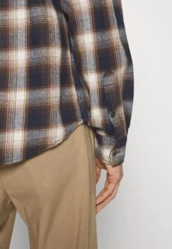 Pier One Giacca LeggeraBeige/Dark Blue Uomo Giacche PI922D0ET-B11 -Noble rain f25cc0a13e7740edbb8c5abcb1b8449e