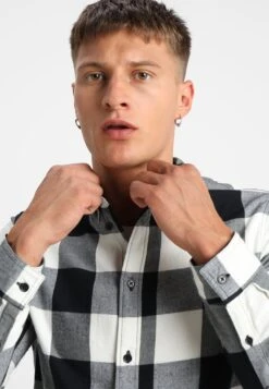 Pier One Camicia - Black/White 9 Pier One Camicia - Black/White -Noble rain f53db08a39734cb0a9045c08ab5cf6e6